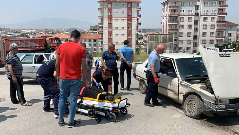 Kavşakta Meydana Gelen Kaza: İki Kişi Yaralandı