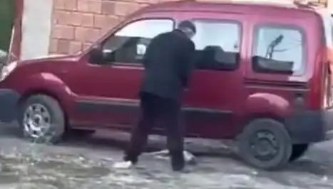 Sokak Ortasında Köpeğe Şiddet Olayı, İzleyenleri Şok Etti!