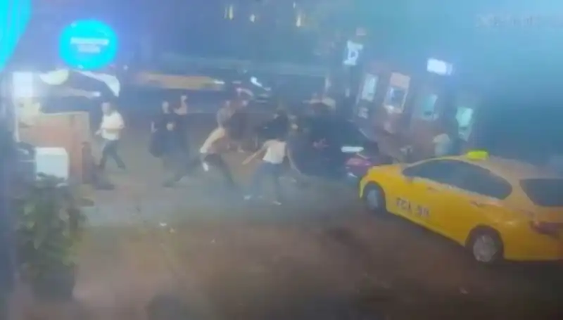 Beyoğlu'nda Laf Atma Kavgasında Sıcak Saatler: Kanlı Mücadele!