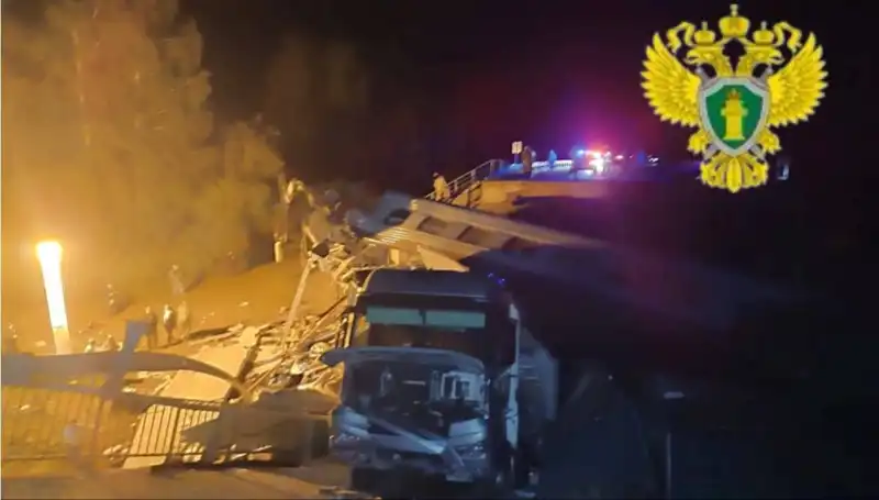 Rusya’da Köprü Çöktü: Trenin Üzerine Düşen Yapı Felakete Neden Oldu