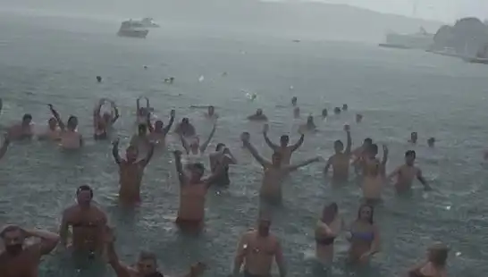 Bebek'te Yağmura Rağmen Denize Giren Kalabalık Şaşırttı!