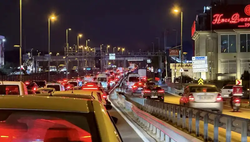Yenibosna Metrobüs Yaya Üst Geçidinde Yapılan Yenileme Çalışmaları Hızla Devam Ediyor