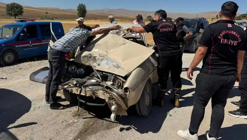 Kahramanmaraş'ta Kamyonet ve Otomobil Çarpıştı: Kaza Anı Güvenlik Kamerasında