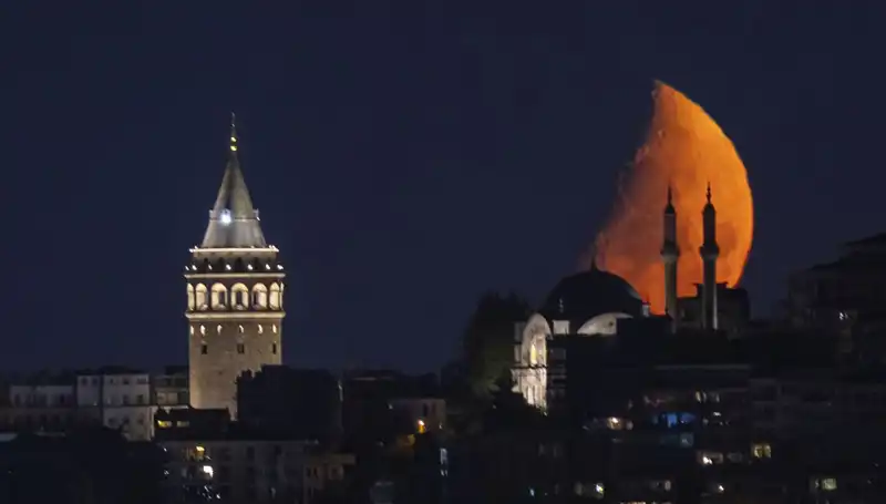 İstanbul'un Gökyüzünde Yarım Ayın Büyüleyici Manzarası