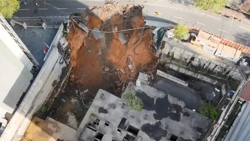 Sarıyer'de Yol Çökmeleri: Cadde Üzerinde Büyük Tehlike!