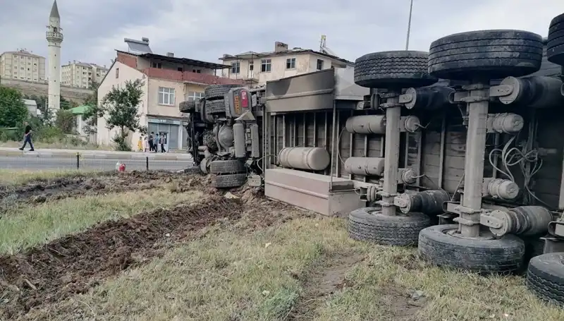 Erzurum'da Freni Boşalan TIR Korkunç Kazaya Neden Oldu
