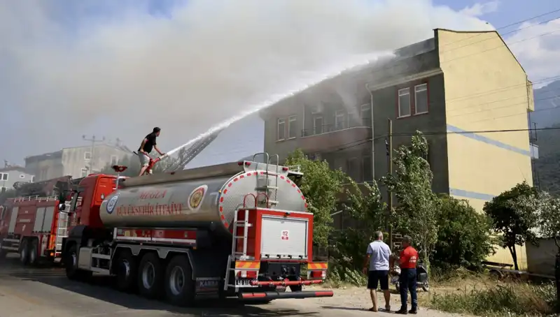 Çatı Katı Yangını: Fırtına Gibi Yayılırken, Semt Halkı Panik İçinde