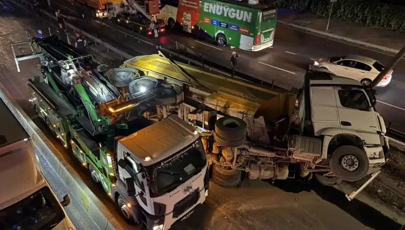 Moloz Yüklü Hafriyat Kamyonu Devrildi: Yaralılar ve Kaza Nedeni Açıklandı