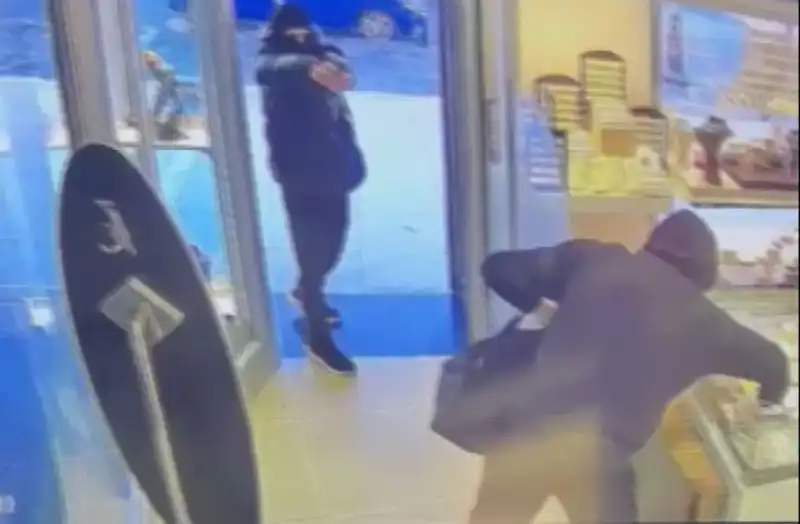 Ümraniye'de Köpürten Soygun Girişimi: Maskeli Saldırganlar Kurbanını Aradı