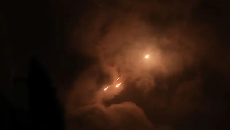 İran’ın Gece Saldırıları: Füzelerin Ateşlenme Zamanları Neden Önemli?