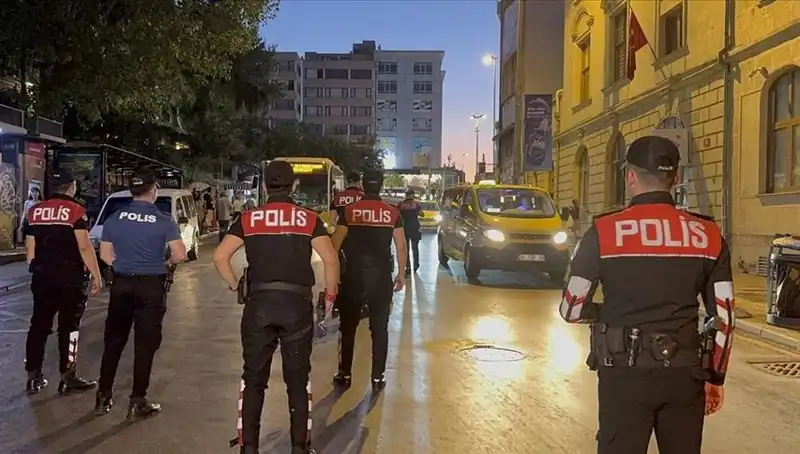 İstanbul'da Asayiş Operasyonu: 4 Saatte Yüzlerce Gözaltı Gerçekleşti!