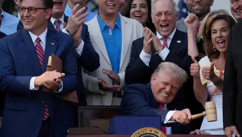 Trump, Yeni "Büyük, Güzel Yasa Tasarısı"nı İmzaladı: Ekonomiye Etkisi Nedir?