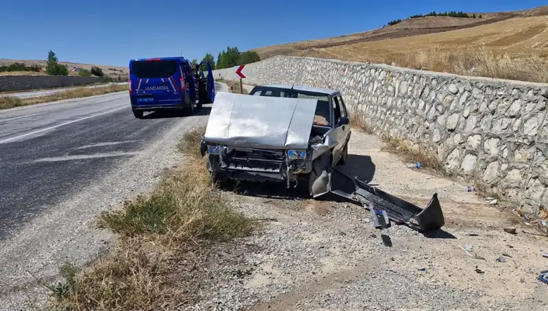 Kontrolden Çıkan Otomobilin Duvara Çarpma Anı: 2 Yaralı