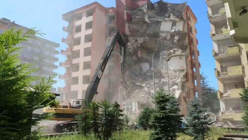 Deprem Değil, Dalgalar: İki Bina Kaderine Terk Edildi