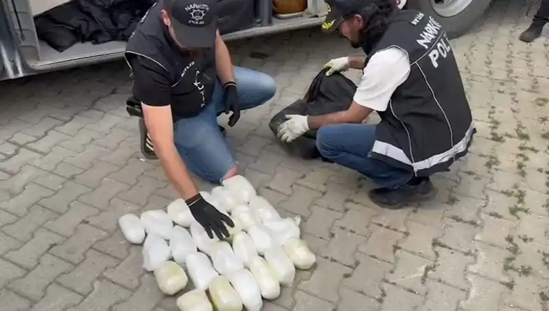Yolcu Valizinde 13 Kilo Metamfetaminle Yakalandı: Uyuşturucu Ticaretiyle Mücadele Devam Ediyor