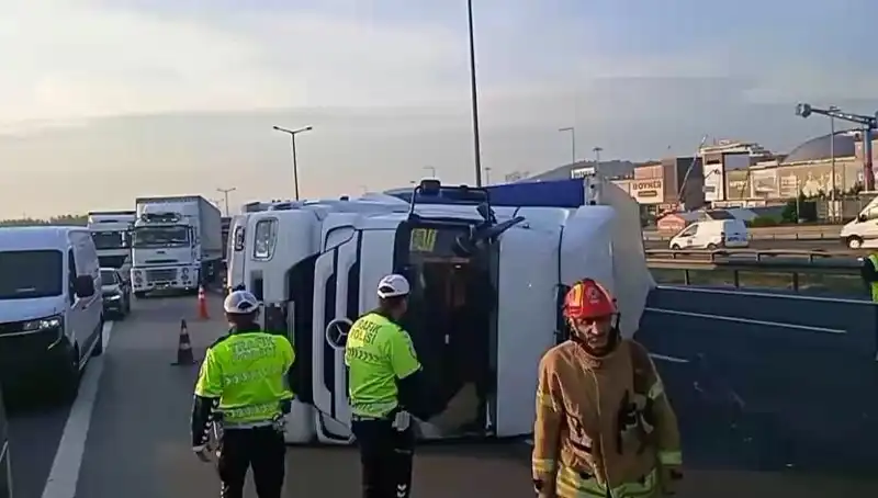 Pendik TEM Otoyolu'nda TIR Devrildi: İstanbul'a Girişte Trafik Felç Oldu