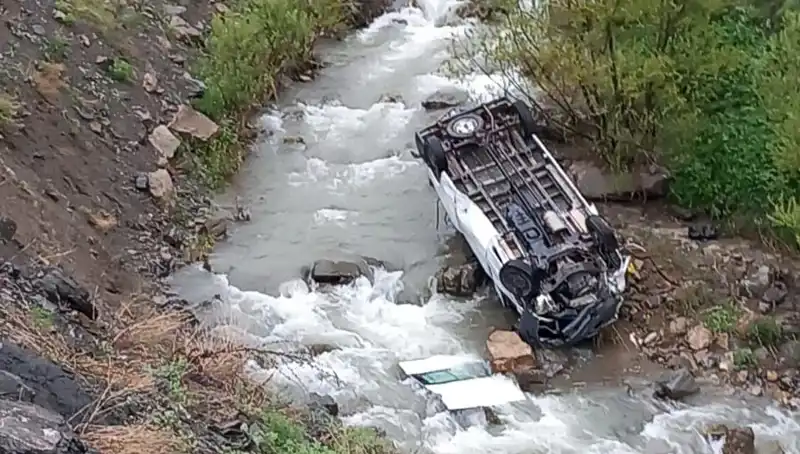 Hakkari'de Minibüs Devrildi: Derede Can Pazarı, İki Ölü Üç Yaralı!