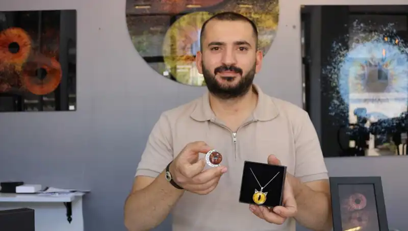 Çektiği İris Fotoğraflarını Sanata Dönüştüren Sanatçı: İlk Uygulayan Kişi Kendisi