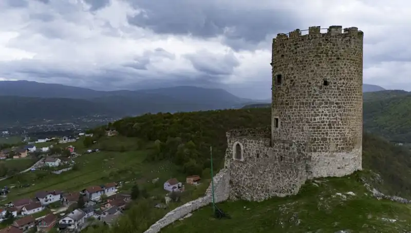 Bosna Hersek'in Sokolac Kalesi: Tarihin İzlerini Taşıyan Bir Değer