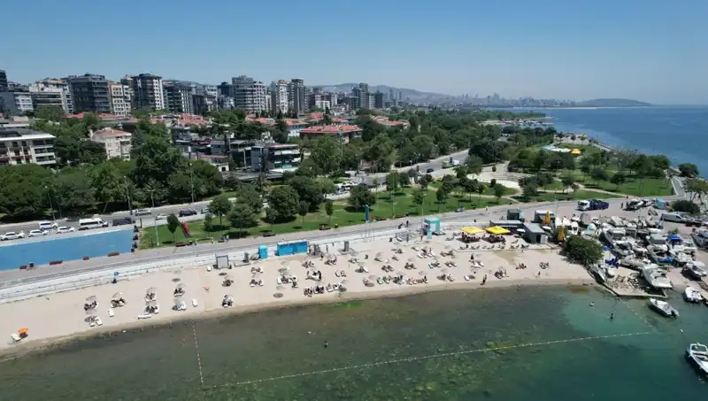 İstanbul’da Sıcak Hava Dalgası: Caddebostan Plajı Dolu, Vatandaşlar Serinlemek İçin Akın Etti