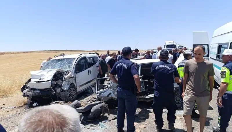 Otomobil ve Hafif Ticari Araç Çarpıştı: 4 Kişinin Hayatı Kaybedildi