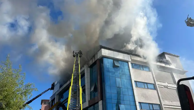 Esenyurt'ta Tekstil Atölyesinde Korkutan Yangın: 3 Yaralı, Zarar Büyük