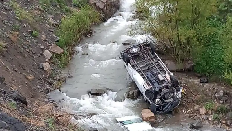 Hakkari'de Minibüs Devrildi: 2 Ölü ve 3 Yaralı!