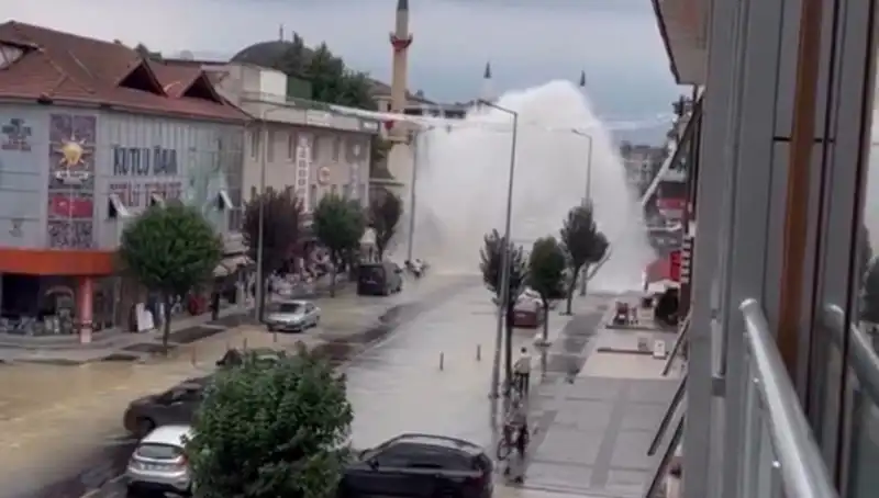 İçme Suyu Hattı Patladı: Su Sel Olup Taştı, Meraklı Kalabalık Toplandı