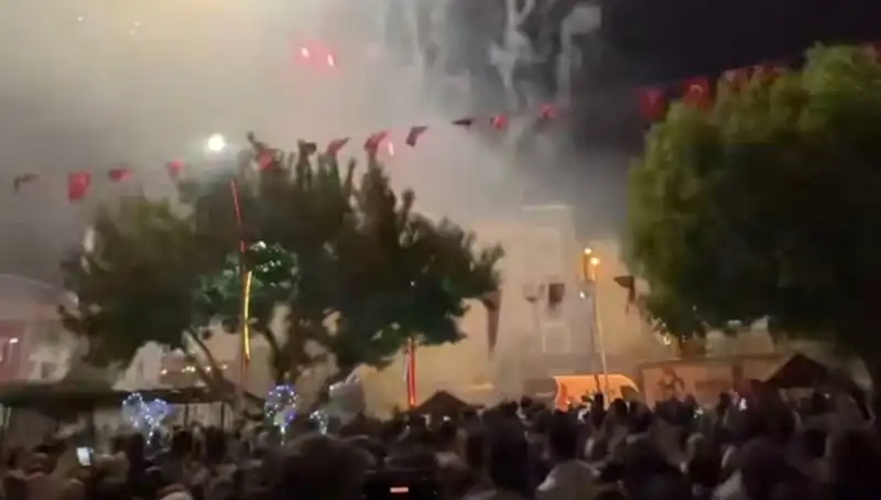 Havai Fişek Gösterisi Felakete Dönüştü: Hastanelik Olanlar Var!