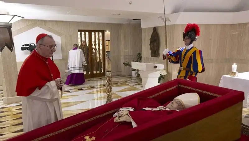 Papa'nın Son Yolculuğuna Dair Fotoğraflar Yayınlandı: Duygusal Anlar