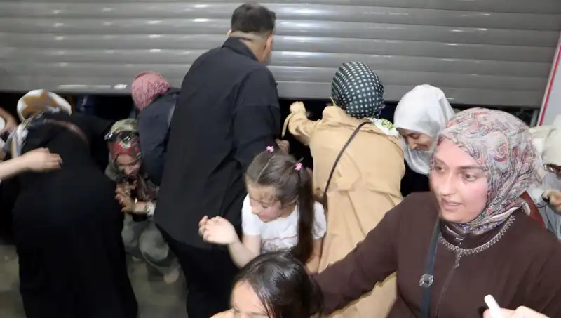 Yüzde 50 İndirimle AVM’de Yaşanan Kalabalık: Alışveriş Tutkunları Sıraya Girdi!