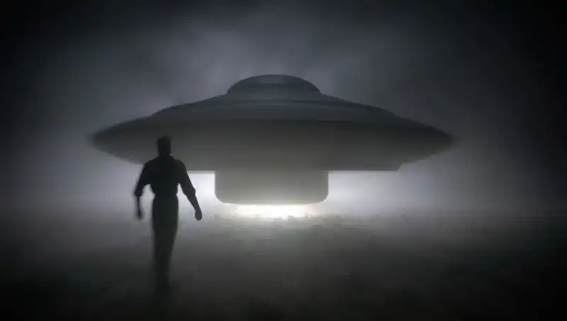 UFO Uzmanı Şaşırtıyor: "Uzaylılar Masum İnsanı Hedef Alıyor!"