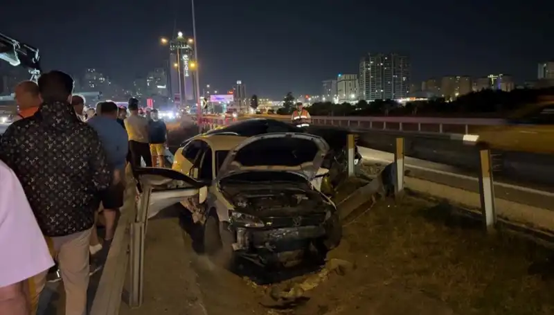 Otomobiller Yol Ayrımında Tehlikeli Kaza Geçirdi, İki Araç Boşluğa Düştü