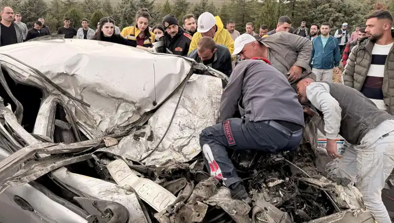 TIR ile Çarpışan Aracın Durumu: Kağıt Gibi Ezildi!
