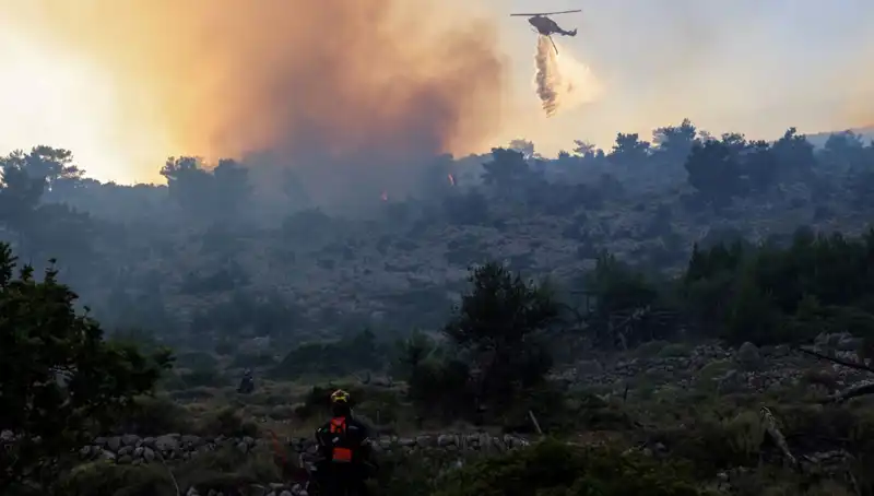 Eğriboz Adası’ndaki Orman Yangını Korkutuyor: İki Köy Tahliye Edildi