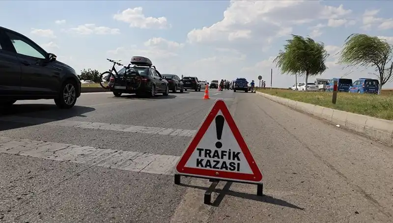 Adana'da Kamyon ve Otomobil Çarpıştı: 1 Ölü, 1 Yaralı