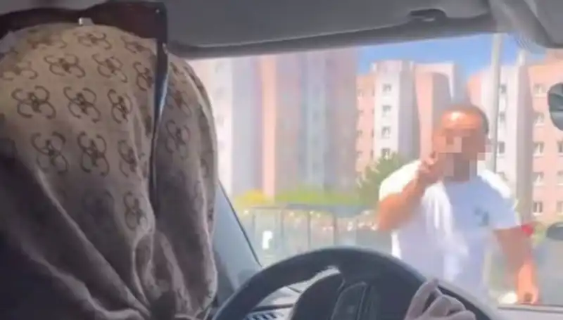 Trafikte Dehşet Anları: Araca Saldıran Sürücüyü Durduran Olay