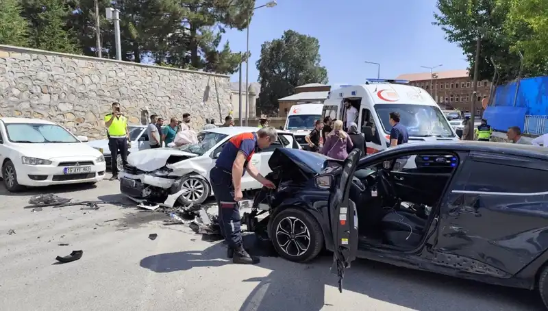 Bitlis'te Trafik Kazası: 10 Yaralı, Durumları Açıklanmadı!