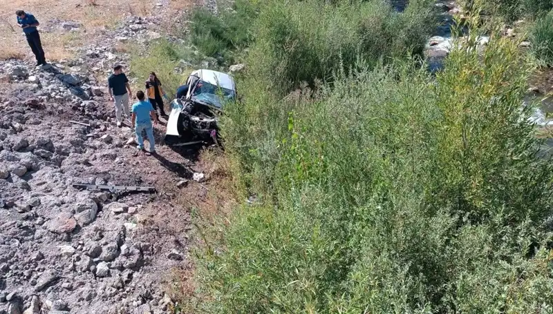 Sivas’ta Otomobil Dere Yatağına Uçtu: İki Kişi Hayatını Kaybetti