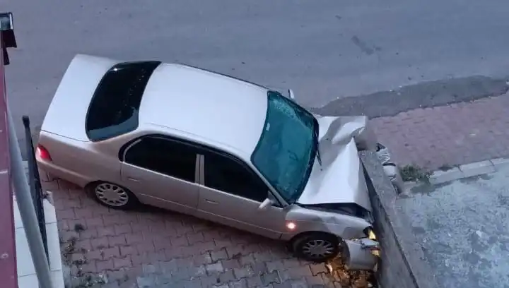 Kontrolü kaybeden sürücü duvara çarptı: Kazanın nedenleri ve sonuçları