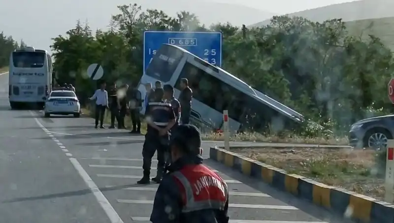 Isparta’da Feci Kaza: Tur Otobüsü Yolcu Otobüsüyle Çarpıştı!