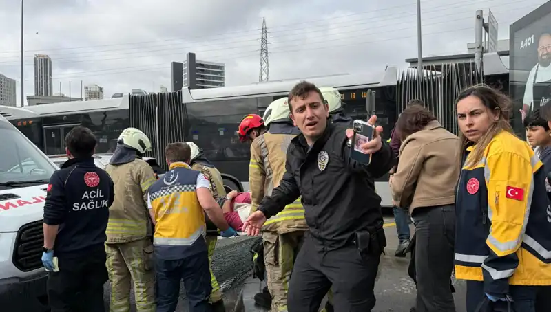 Metrobüs Kazası Can Aldı: Seferler Durduruldu, Yaralılar Hastaneye Kaldırıldı