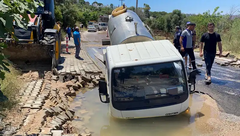 Bodrum’da Ana Su Hattı Patladı, Tanker Büyük Çukura Düştü!