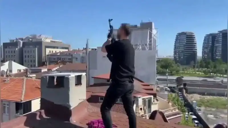 İstanbul'da Gergin Anlar: Çatıdan Bacadan AK-47 Ele Geçirildi