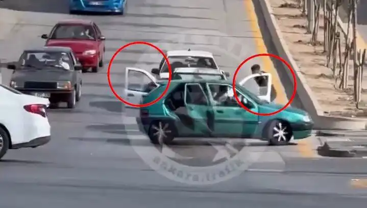 Trafikte Bıçak ve Kılıçlı Saldırı: Güvenlik Kameraları Olayı Yakaladı