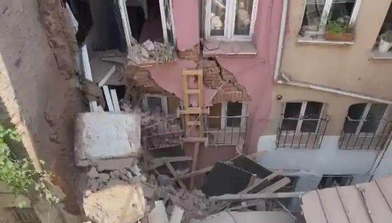İstanbul'da Üç Katlı Bina Balkonunda Eşsiz Çöküş: Detaylar Ortaya Çıktı!