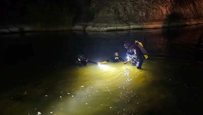 Çaya Düşen Kızını Kurtarmak İsterken Ebeveynin Trajik Ölümü