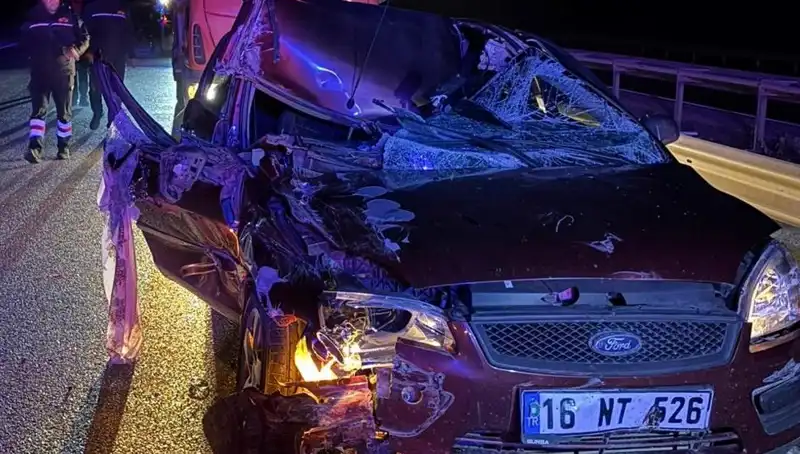 Afyonkarahisar’da Otomobil ile TIR Çarpıştı: 4 Yaralı, Detaylar Ortaya Çıktı!