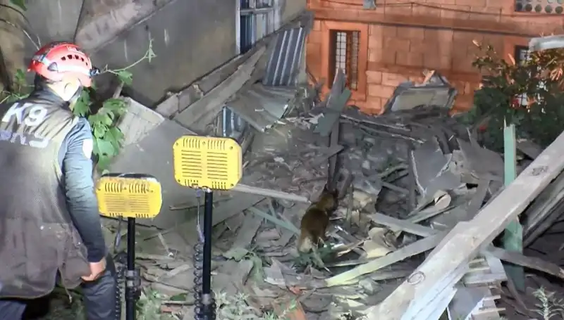 İstanbul'da Deprem Sonrası Çöken Bina: Hasar Görenler İçin Neler Yapılacak?