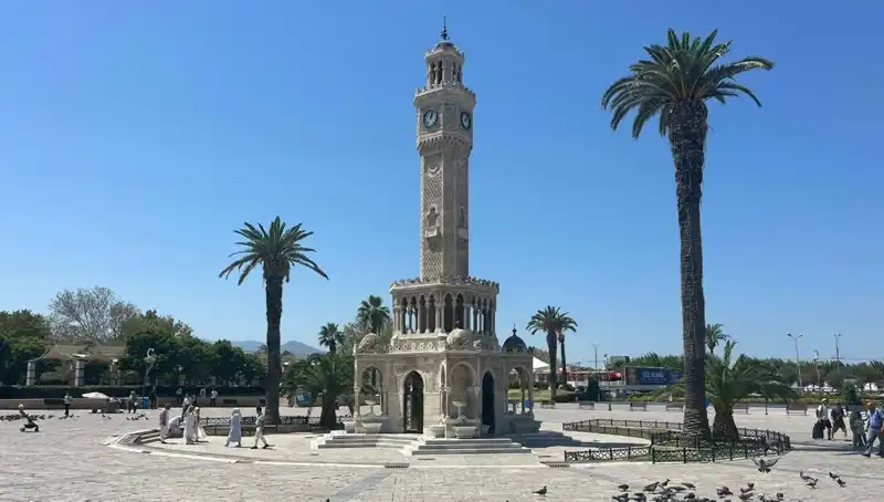 İzmir’de Sıcak Havalar Vatandaşları Meydanlardan Uzaklaştırıyor